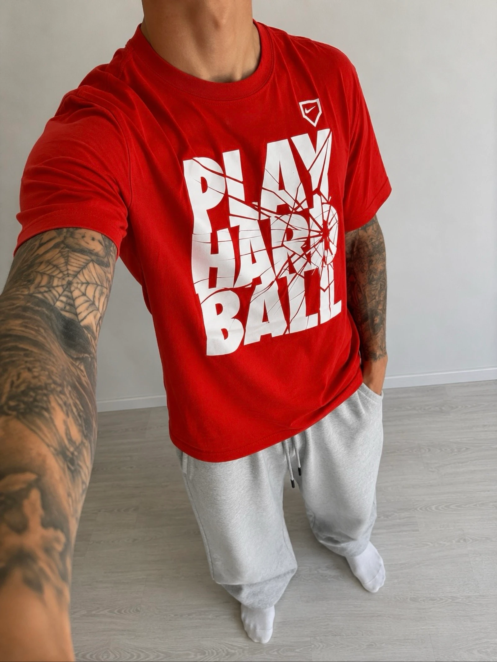 T-shirt Nike Play Hard Ball Baseball Rouge Homme M Regular Fit 100% Coton